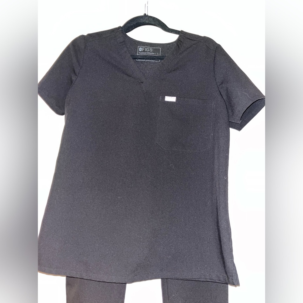 3 XS 2MED FIGS SCRUB TOPS